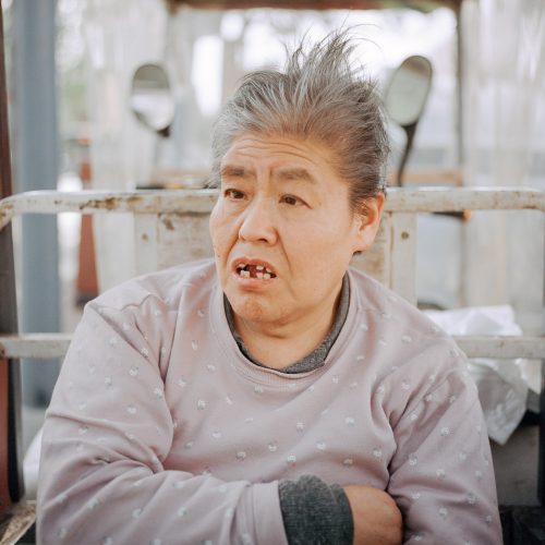 坐在电动三轮车上的病人，唐山市，2023年5月